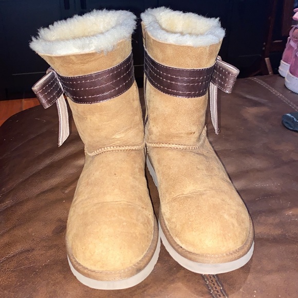 UGGS - Picture 2 of 3